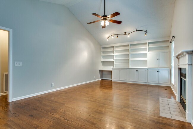 Foto del edificio - 3 Bed 2 Bath w/bonus room and fence for $2...