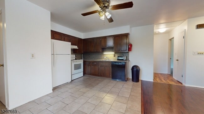 Building Photo - 368 Lake Shore S