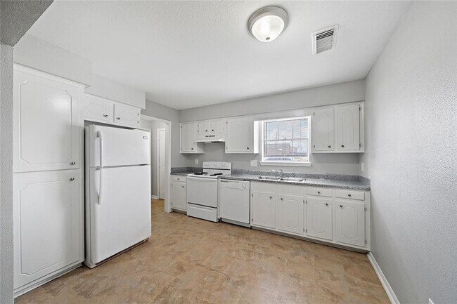 Building Photo - 624 8th Ave N