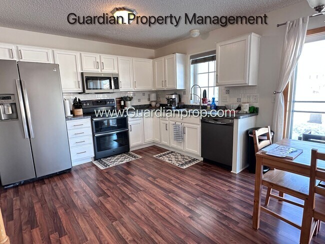 Building Photo - Lakeville End Unit Town Home, 2 Car Garage, Loft, W/D, Walkout Patio