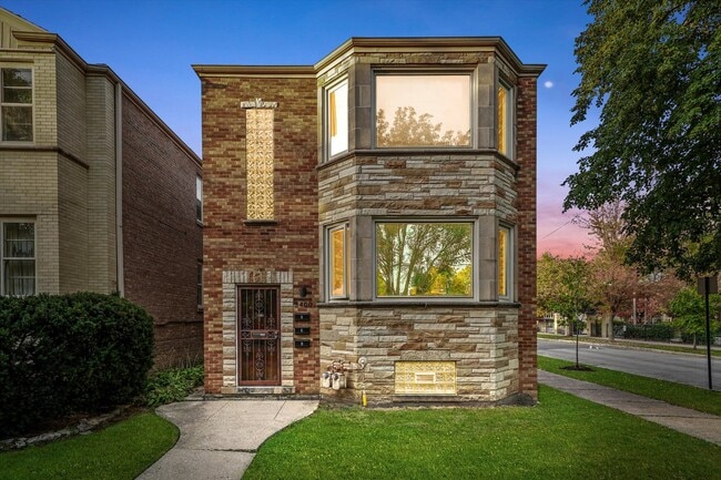 Foto del edificio - 5400 W Berteau Ave