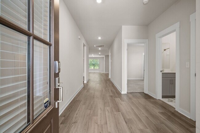 Foto del edificio - Spacious, Modern Ranch in Rossview!