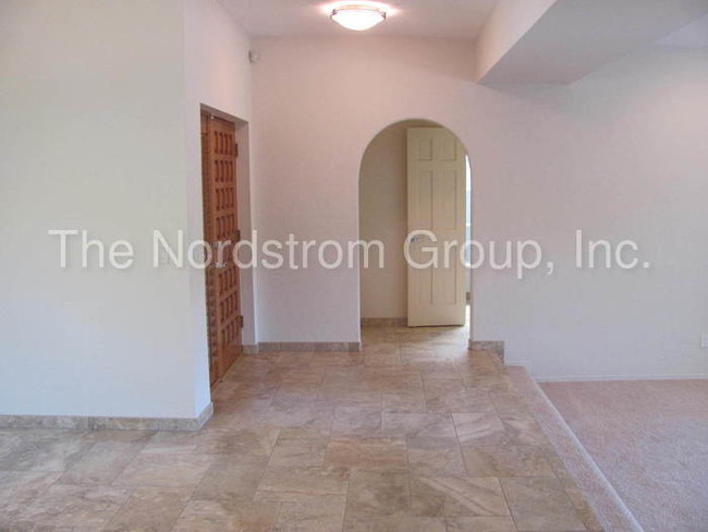 Building Photo - Craycroft/Sunrise - 5360 N Apache Hills Trail