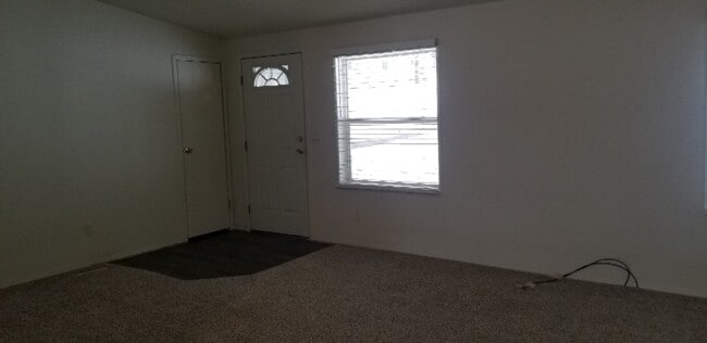 Building Photo - Nice home in a quiet neighborhood