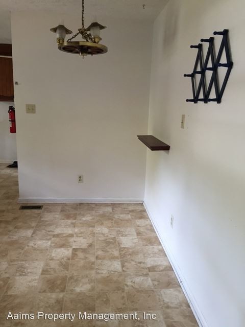 Building Photo - 3 br, 2 bath House - 650 E. Raynor Drive