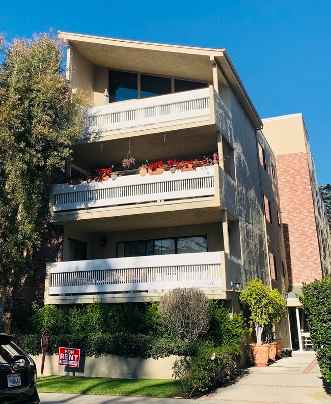 Building Photo - 1310 Roxbury Dr