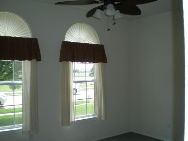 Foto del edificio - 2213 Willow Dr