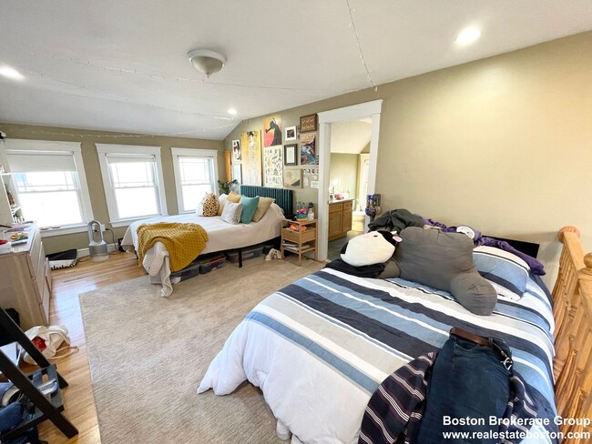 Building Photo - Awesome Student 4 Bed Apartment