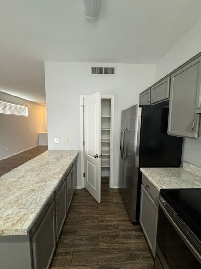 Building Photo - NW- 3 bedroom/ 2 bathroom with 2 car garage