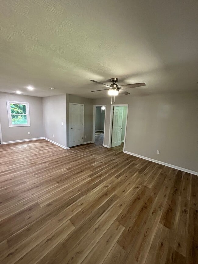 Building Photo - 3 bed / 1 bath House For Rent!