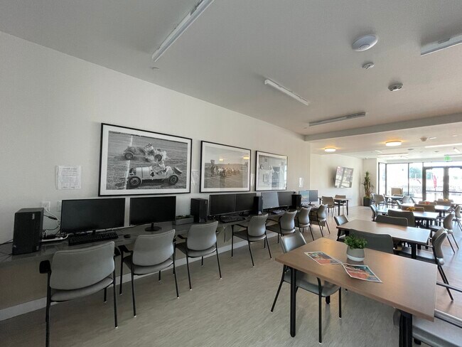 Foto del edificio - Harris Family Senior Residence