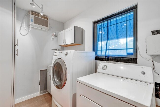 Foto del edificio - 8001 Briarwood Ln