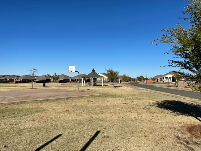 Foto del edificio - Neighborhood pond, playground, walking tra...
