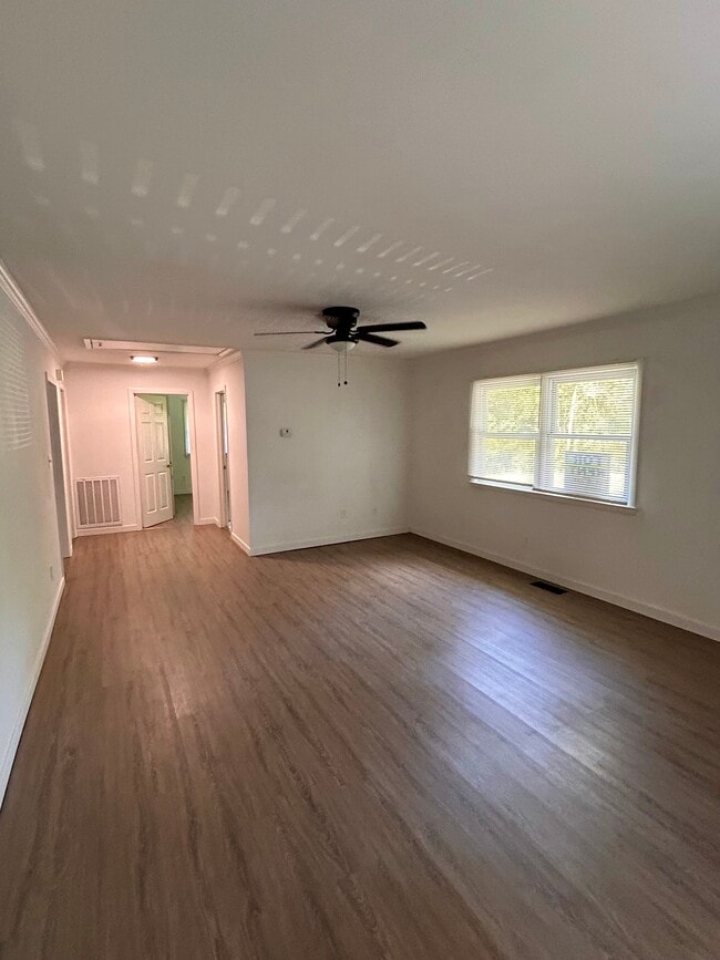 Building Photo - 233 Wood Dale Dr