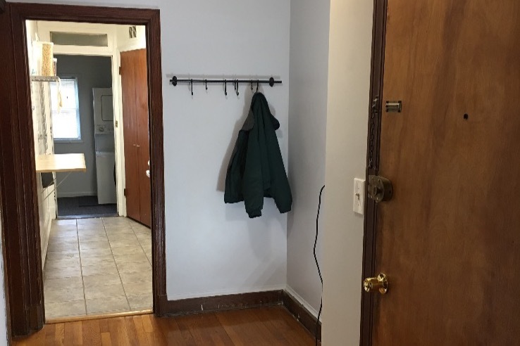 Entry - 4933 1st St NW