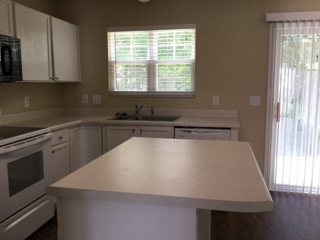 Foto del edificio - 2912 Hayling Dr