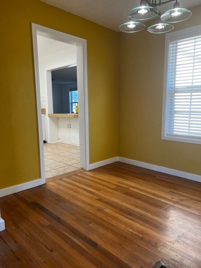 Vista del comedor a la cocina - 902 W Mathews St