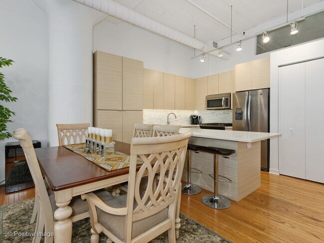 Building Photo - 333 W Hubbard St