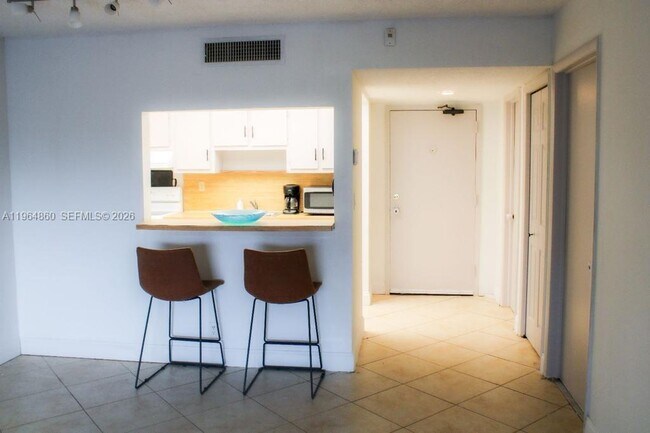 Building Photo - 240 Lakeview Dr