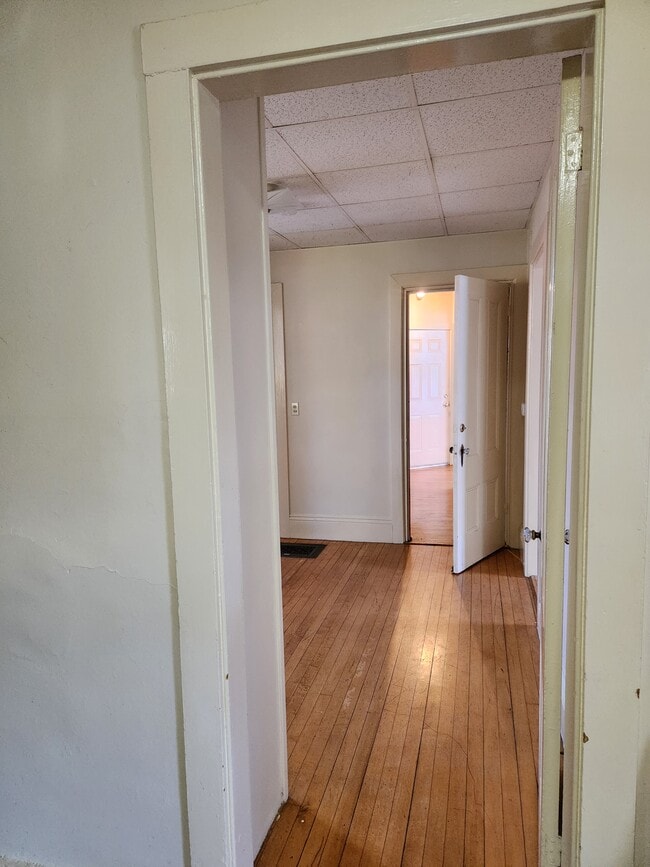 Mirando hacia la puerta principal desde la cocina. - 46 Saunders St