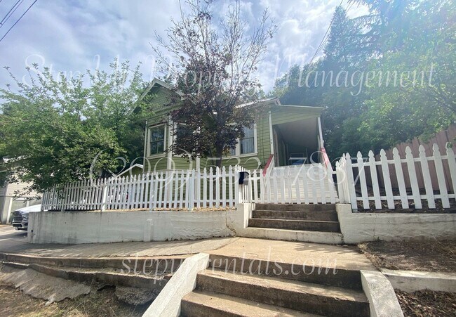 Building Photo - 3 Bedroom 1.5 bath Victorian Home w/ 2 Car...