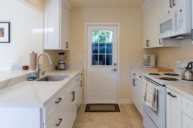 Building Photo - Perfect cozy home, fully furnished down to...