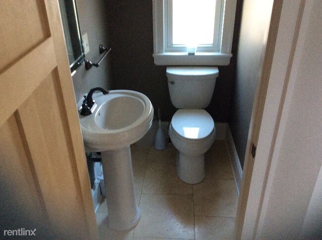 Foto del edificio - 3 br, 1.5 bath Apartment - 6119 8th Ave