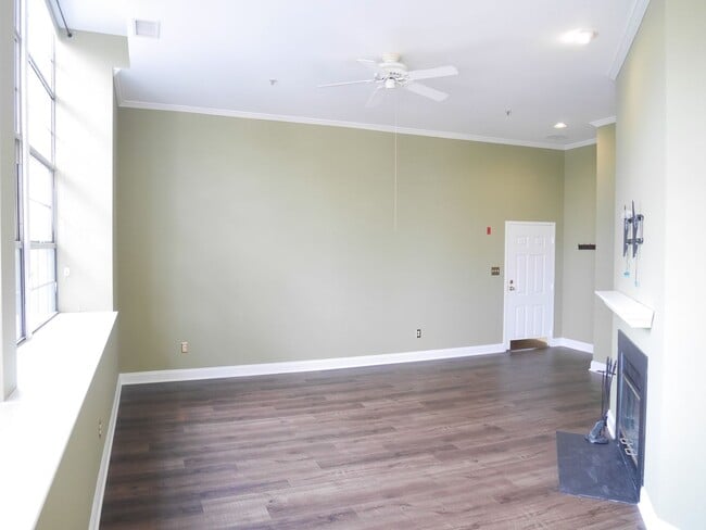 Building Photo - PRIME LOCATION! Two Bedroom Condo- Old Ell...