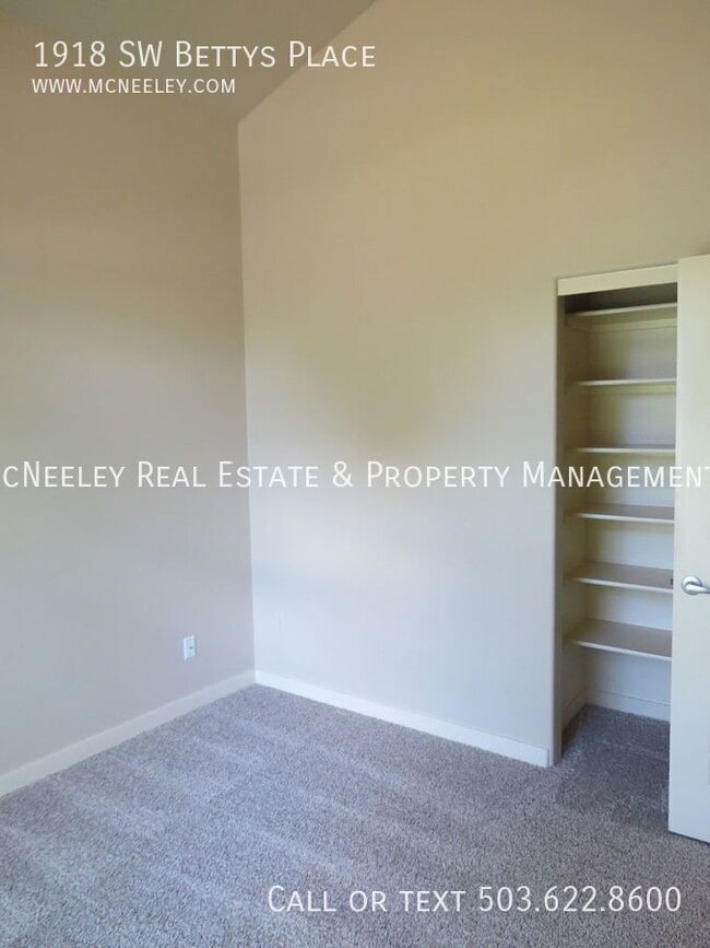 Building Photo - 1918 SW Betty's Pl