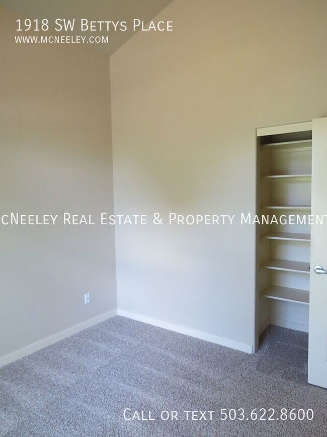 Foto del edificio - 1918 SW Betty's Pl