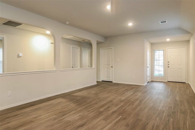 Building Photo - 2166 Middle Rdg Dr