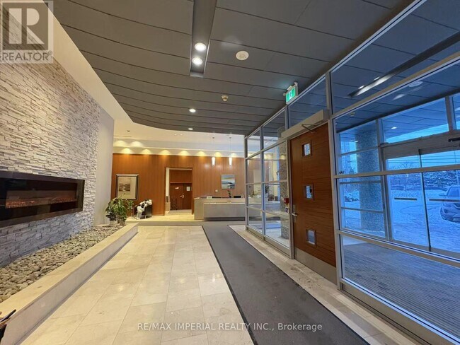 Building Photo - 220-220 Burnhamthorpe Rd W