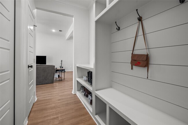 Building Photo - 3067 Royal Gdn Rd