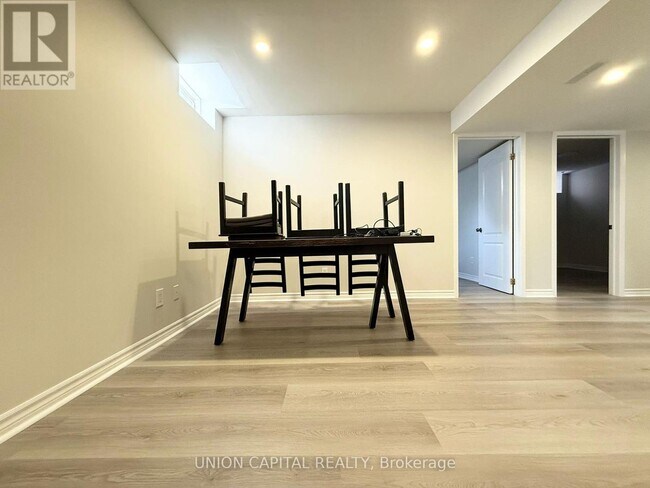 Building Photo - 33 Ferncliffe Crescent