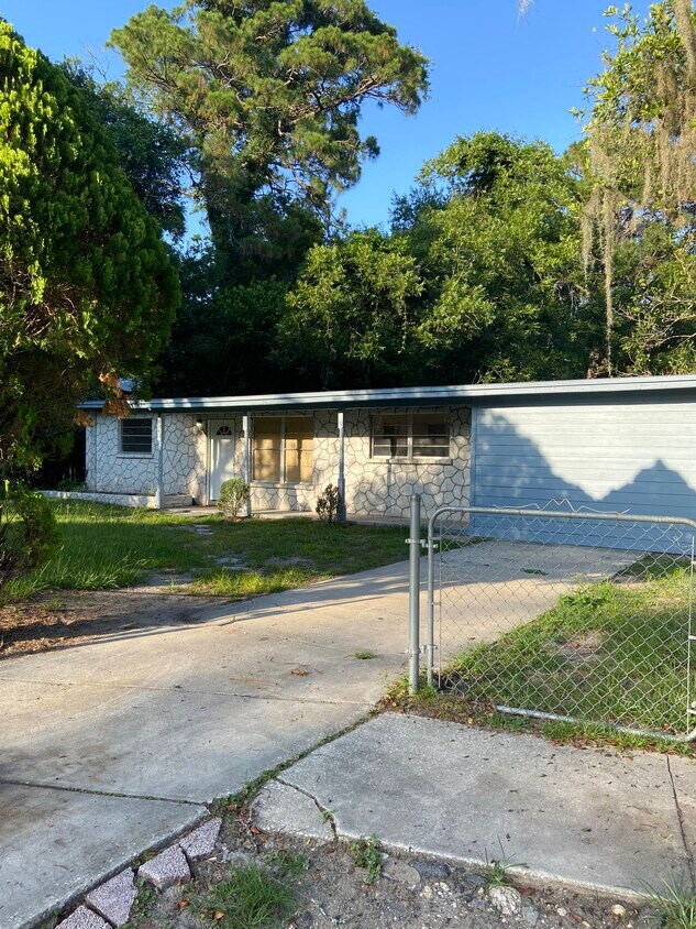 Foto principal - 8843 Darlington Dr