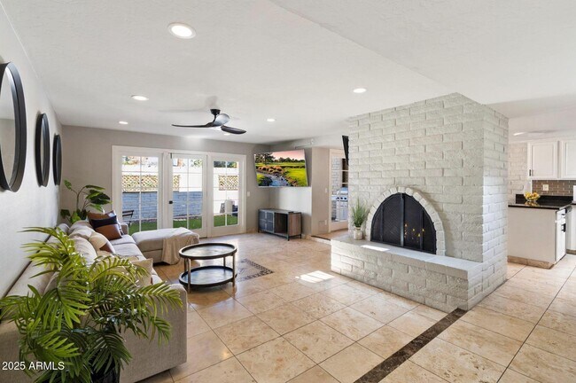 Foto del edificio - 7802 E MacKenzie Dr