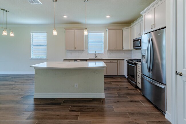Building Photo - 740 S E Boboli Way