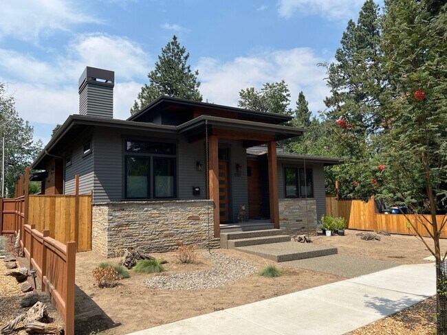 Building Photo - Charming Modern Home in the Heart of Bend