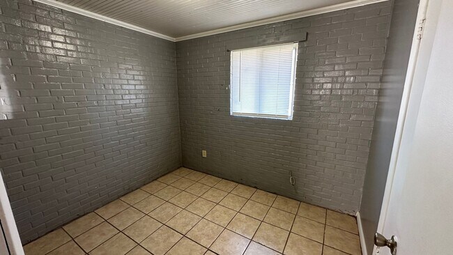 Building Photo - Two Bedroom Apartment in Lafayette!