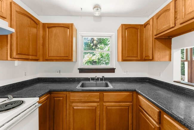 Building Photo - 33 Guilford St