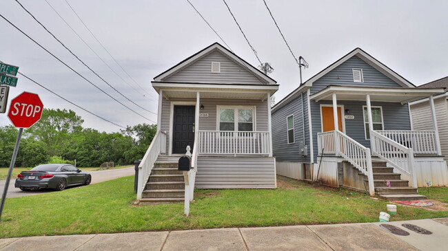 Building Photo - 1400 Maple St