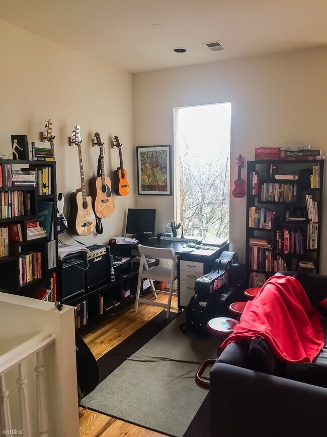 Building Photo - 2 br, 1 bath  - 1433 N Wicker Park Ave 1433-3