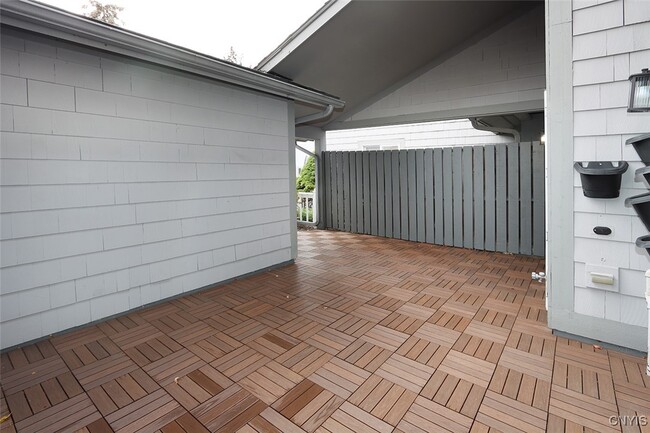 Building Photo - 442 Summerhaven Dr N