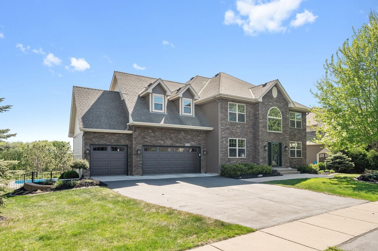 Foto principal - Luxury Living in Lakeville