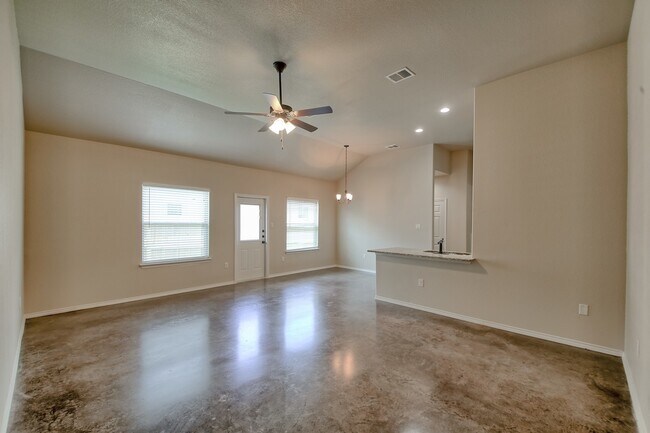 Foto del edificio - GORGEOUS 3 BEDROOM DUPLEX LOCATED IN BUDA, TEXAS!