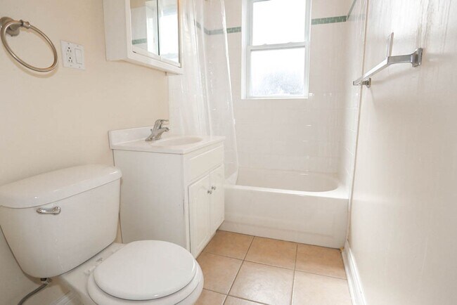 Interior Photo - 3521-29 N. Broadway