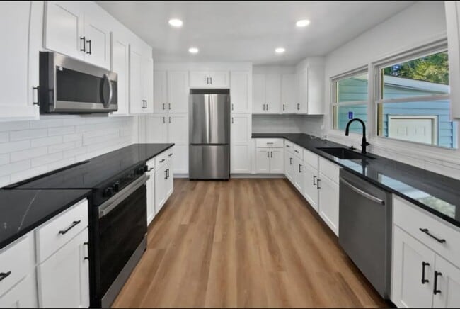 Building Photo - 213 Gatewood Dr