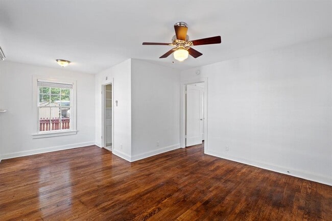 Building Photo - 204 W 43rd St