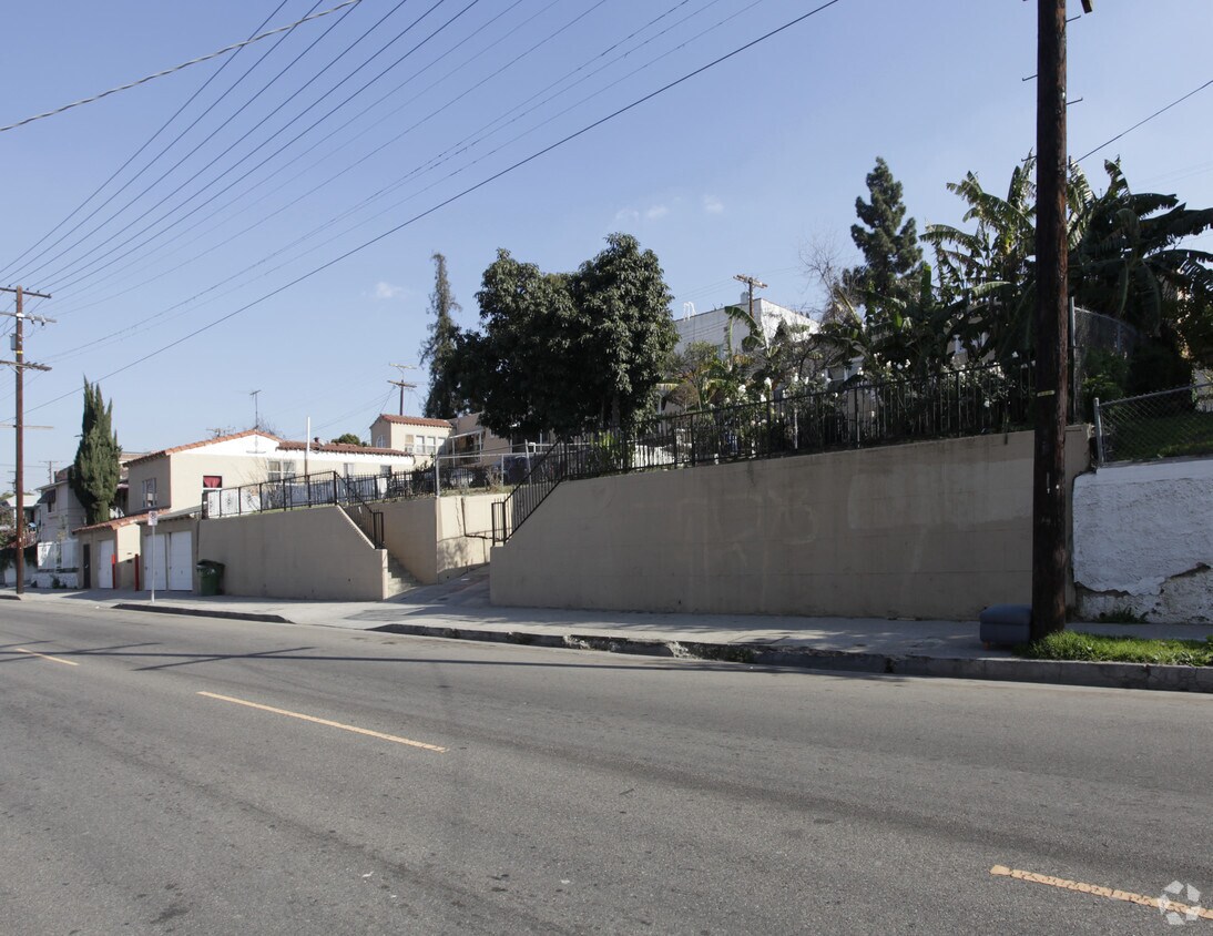 Foto del edificio - 212-226 N Benton Way