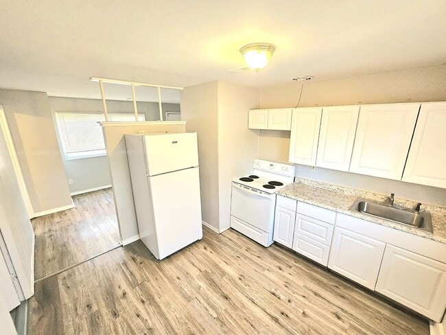 Building Photo - Amazing 3 Bedroom 1 Bathroom Home
